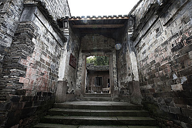 女王用高跟鞋榨干男奴精华：《高跟鞋女皇》征服世界攻略揭秘：独特游戏玩法吸引玩家热捧