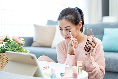 二人扑克剧烈运动视频：策略对决，心灵互动：探寻扑克运动的激情与欢乐之旅-1