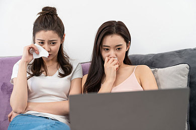三个小男孩儿上火舞：街头青春燃动，三位少年“上火舞”点燃梦想火花-2