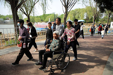 国模李梓熙捆绑各种无套姿势：国模李梓熙创新艺术表现：无束缚姿势引领视觉冲击之旅-4