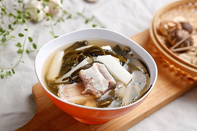 女教师夹震蛋上课被老师发现：校园奇遇记：化身女教师，智慧应对课堂挑战